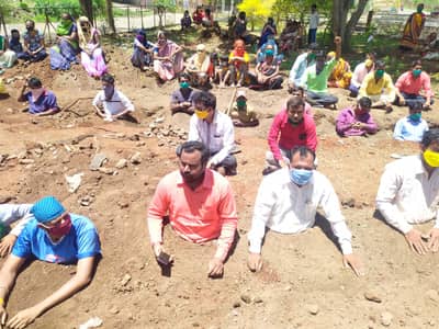 त्र्यंबकेश्वरमध्ये कंत्राटी कामगारांचं स्वत:ला कमरेपर्यंत गाडून घेत आंदोलन