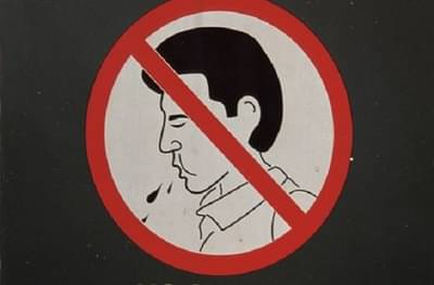 पुण्यात रस्त्यावर थुंकणाऱ्यांवर कारवाई, शर्ट काढून थुंकी पुसायला लावली