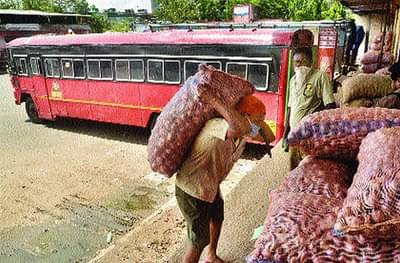 मालवाहतुकीची दरवाढ, ट्रकऐवजी थेट एसटीतून 12 टन कांदा वाहतूक, नगरवरुन APMC मध्ये कांदा दाखल