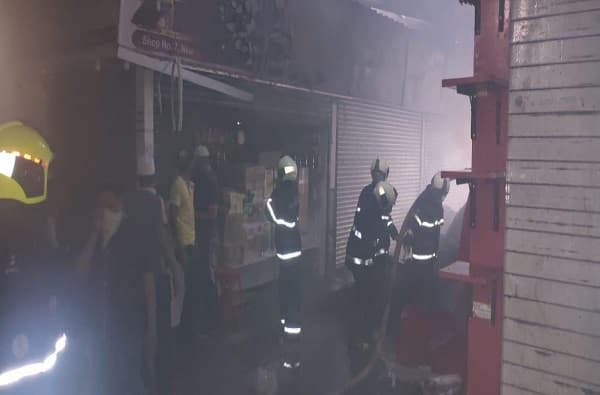 Crawford Market Fire | क्रॉफर्ड मार्केटमध्ये लागलेल्या भीषण आगीवर 20 मिनिटात नियंत्रण