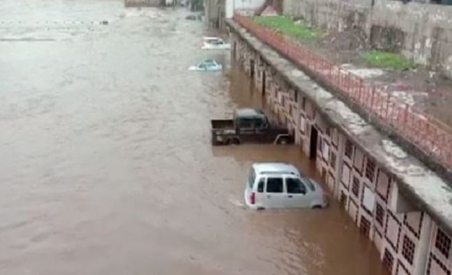Nashik Rain | पहिल्याच पावसात गोदावरीने धोक्याची पातळी ओलांडली, नदी पात्रात वाहनं अडकली