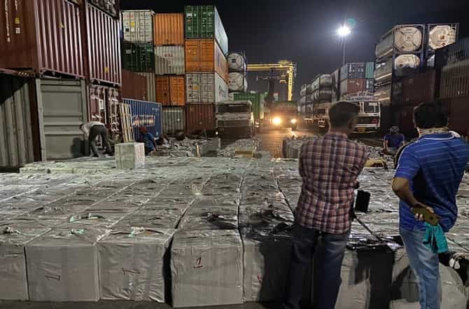 दुबईतील खजूराच्या नावाखाली परदेशी सिगारेटची तस्करी, जेएनपीटी बंदरातून 11 कोटींचं घबाड जप्त