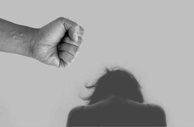 तुझं वागणं बरोबर नाही, चारित्र्यावरुन संशय, पती, सासू, दिराकडून विवाहितेचं मुंडन