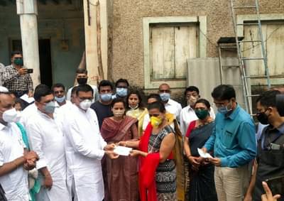 बाळासाहेब थोरात रायगड दौर्‍यावर, नागावमध्ये वादळग्रस्तांना दहा हजाराचा चेक