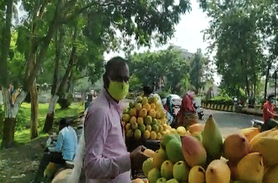 हातावर होम क्वारंटाईनचा शिक्का, नाशिकमध्ये फेरीवाल्याकडून रस्त्यावर सर्रास फळविक्री