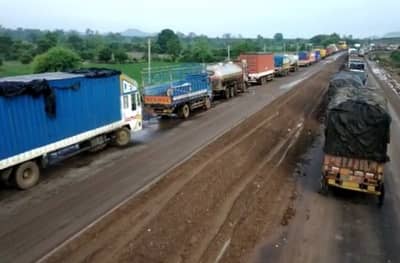 औरंगाबादेत वाहतूक कोंडीचा कहर, तब्बल 13 तास ट्रॅफिक जॅम, मुसळधार पावसाने 15 किमीपर्यंत रांगा