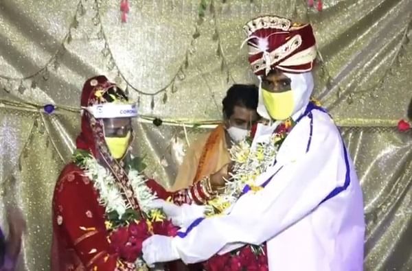 नवरदेव पीपीई किट घालून बोहल्यावर, नवरीच्या डोक्यावर प्लास्टिक हेल्मेट, अनोखा विवाह सोहळा