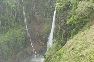 पर्यटकांना खुणावणारा साताऱ्यातील ठोसेघरचा धबधबा फेसाळला, लॉकडाऊनमुळे पर्यटकांचा मात्र हिरमोड