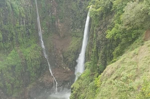 पर्यटकांना खुणावणारा साताऱ्यातील ठोसेघरचा धबधबा फेसाळला, लॉकडाऊनमुळे पर्यटकांचा मात्र हिरमोड