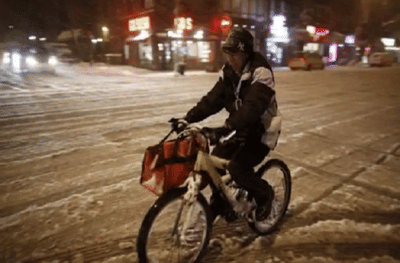 कोरोनामुळे नोकरी गेली, 4-6 लाख कमावणाऱ्या पायलटवर डिलिव्हरी बॉय होण्याची नामुष्की