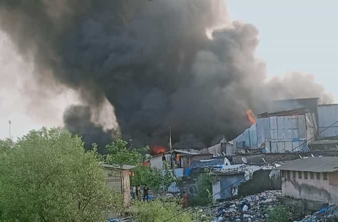 मुंबईतील मानखुर्दच्या झोपडपट्टीला भीषण आग, अग्निशमन दलाच्या 10 गाड्या घटनास्थळावर