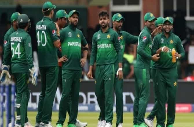 Pakistan Cricketer Corona | सलामीवीर, मधली फळी, तळाचे फलंदाज कोरोनाच्या कचाट्यात, पाकचे 10 खेळाडू पॉझिटिव्ह