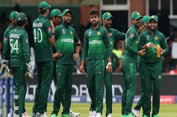 Pakistan Cricketer Corona | सलामीवीर, मधली फळी, तळाचे फलंदाज कोरोनाच्या कचाट्यात, पाकचे 10 खेळाडू पॉझिटिव्ह