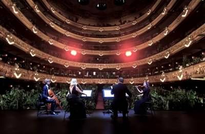 4 आर्टिस्ट, 2292 रोपटी प्रेक्षकाच्या रुपात, प्रत्येक गाण्याला डौलत-डुलत प्रतिसाद