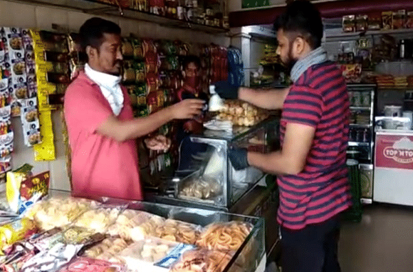 हाताखाली 30-40 कामगार, आता नोकरी गेली, मेकॅनिकल इंजिनियर इडलीवाला बनला, छोट्या सुरुवातीने मोठी तयारी हाताखाली 30-40 कामगार, आता नोकरी गेली, मेकॅनिकल इंजिनियर इडलीवाला बनला, छोट्या सुरुवातीने मोठी तयारी