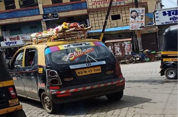 Dead-Body On Taxi Roof | रुग्णवाहिका न मिळाल्याने मृतदेह टॅक्सीच्या टपावर ठेवून स्मशानभूमीत