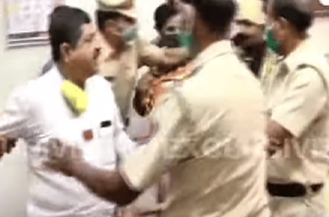 औरंगाबाद महापालिकेत मनसेचा राडा, उपायुक्तांवर खुर्ची उगारली