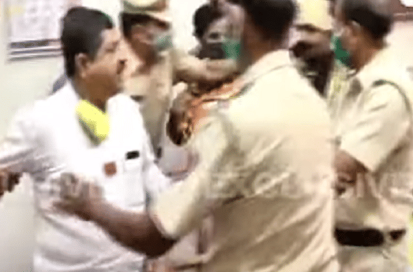 औरंगाबाद महापालिकेत मनसेचा राडा, उपायुक्तांवर खुर्ची उगारली