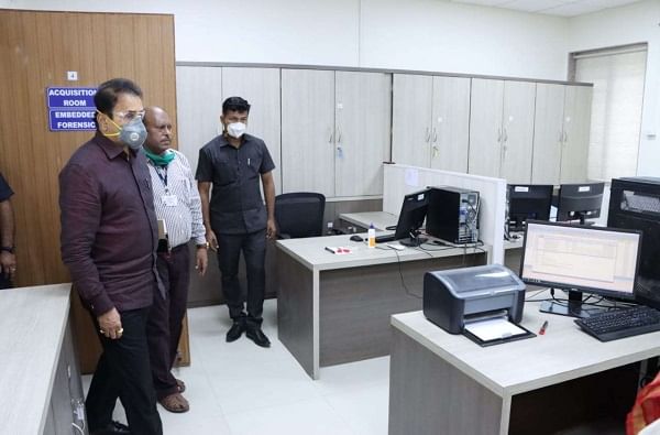 60 वर्षात पहिल्यांदा गृहमंत्र्यांची फॉरेन्सिक लॅबला भेट, अनिल देशमुख म्हणतात... 60 वर्षात पहिल्यांदा गृहमंत्र्यांची फॉरेन्सिक लॅबला भेट, अनिल देशमुख म्हणतात...