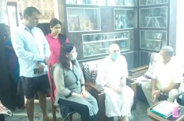 Nana Patekar | नाना पाटेकर सुशांत सिंहच्या पाटण्याच्या घरी, वडिलांचे सांत्वन करताना भावूक
