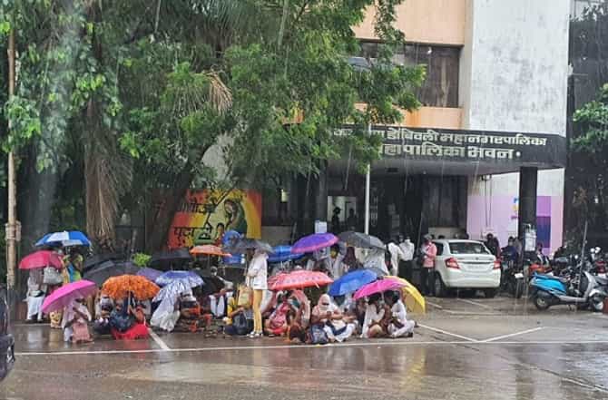पगारवाढीच्या मागणीसाठी नर्सेस भर पावसात रस्त्यावर, लेखी आश्वासनाच्या मागणीसह केडीएमसी मुख्यालयासमोर ठिय्या