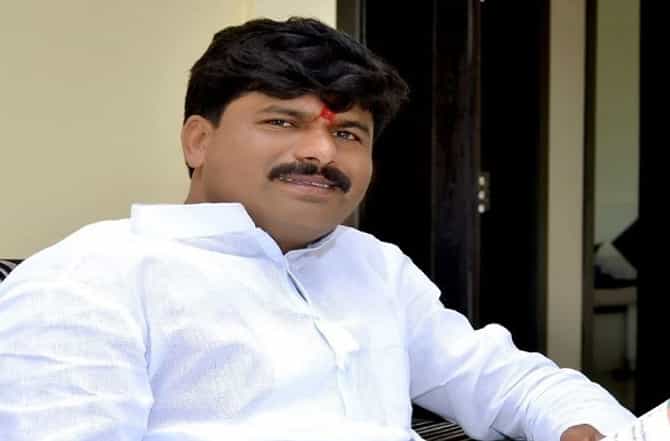 अहो पडळकर, जनसंघाचे दोन खासदार असतानाही तुम्ही लालकृष्ण अडवाणी आणि वाजपेयींना महान म्हणायचात ना?