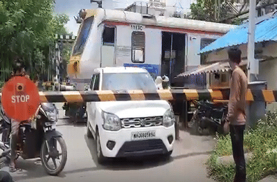 बंद फाटक पार करण्याचा उत्साह नडला, लोकलपासून इंचभर अंतरावर कार-बाईक अडकल्या, नेरळमध्ये थरार