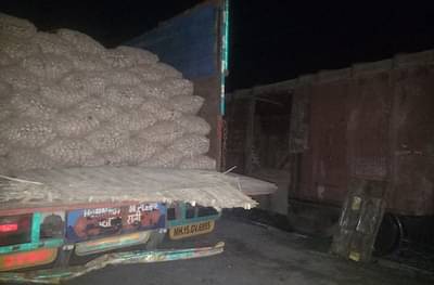 लासलगावात कांदा लोडिंग करताना ओव्हरहेड वायरचा झटका, तरुणाचा मृत्यू