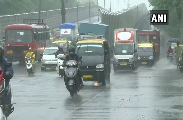 Mumbai Rains Live | मुंबई, ठाण्यात जोरदार पाऊस, समुद्रात उंच लाटा