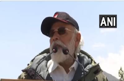 PM Modi at Nimu | जवानांच्या हातात देश सुरक्षित, जगाला भारताच्या सामर्थ्याचे दर्शन, लडाखमध्ये पंतप्रधान मोदींचे जवानांना नमन