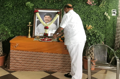 कोरोनामुळे निधन झालेल्या नगरसेवकाच्या घरी शरद पवार, कुटुंबियांचं सांत्वन