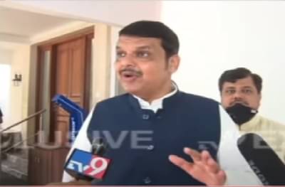 सामनाची भूमिका रोज बदलते, कधी पवारांच्या बाजूने, कधी राज्यपालांच्या : देवेंद्र फडणवीस