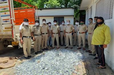 फळ विक्रीच्या क्रेटखाली देशी दारुची तस्करी, 2 लाख 80 हजारांचा साठा जप्त