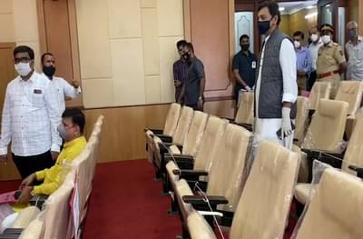 सारथीच्या बैठकीत मराठा समाज समन्वयकांचा गोंधळ, संभाजीराजेंना मंचाखाली बसवल्याने वाद