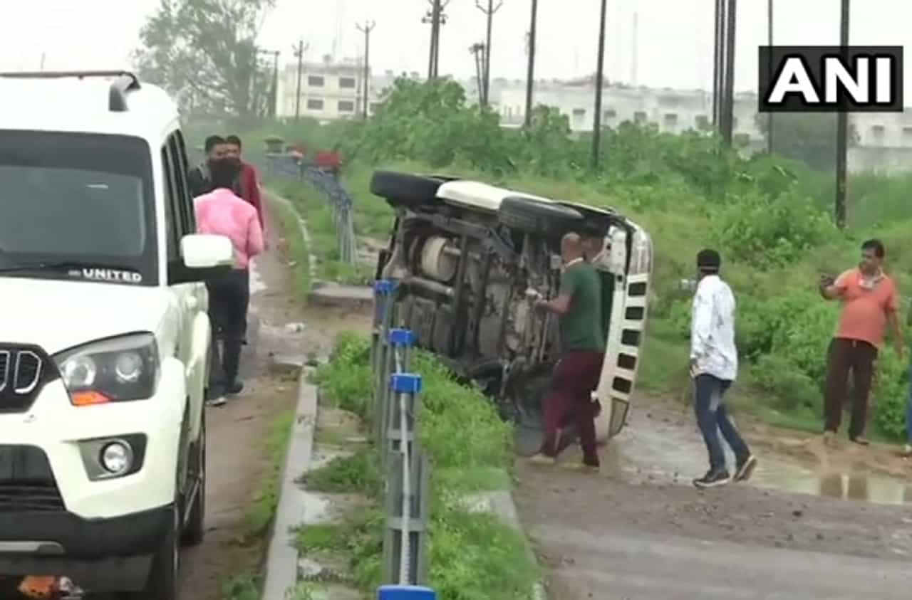 Vikas Dubey Encounter | गँगस्टर विकास दुबेचा खात्मा, STF ची गाडी उलटल्यानंतर पोलिसांशी चकमक