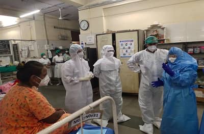 मुंबई महापालिका रुग्णालयात कोरोना रुग्णांची हेळसांड? महापौर किशोरी पेडणेकरांची सायन रुग्णालयाला अचानक भेट