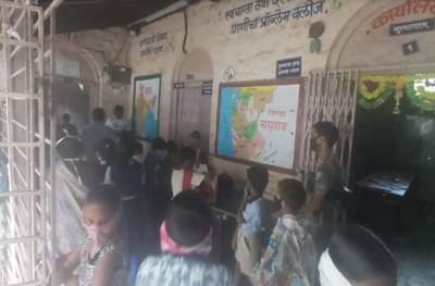 Panvel Corona | मुलांना शाळेत बोलावून पुस्तक वाटप, सोशल डिस्टन्सिंगचे तीन तेरा, पनवेल महापालिकेच्या शाळेतील प्रकार