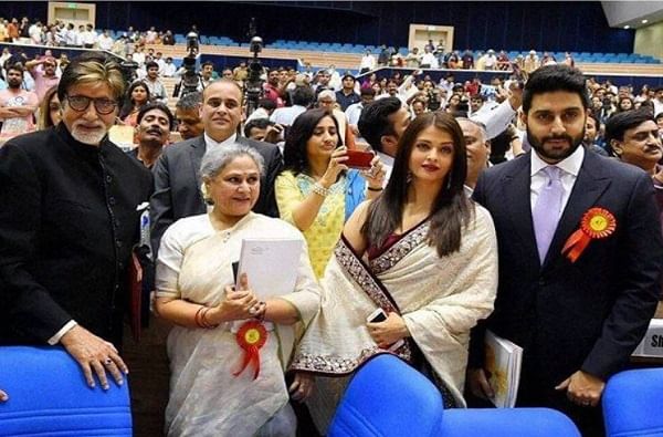 LIVE: Bachchan Family Corona | खासदार जया बच्चन, कन्या श्वेता बच्चन-नंदा, नात नव्यानवेली यांचे रिपोर्ट निगेटिव्ह LIVE: Bachchan Family Corona | खासदार जया बच्चन, कन्या श्वेता बच्चन-नंदा, नात नव्यानवेली यांचे रिपोर्ट निगेटिव्ह