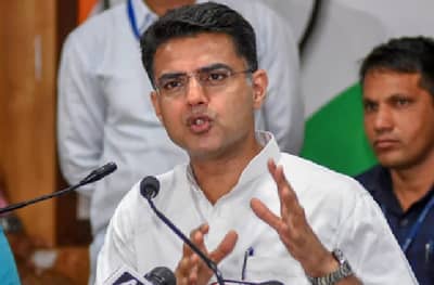 बोटीतून उडी मारणाऱ्या उंदराप्रमाणे पायलट यांनी कलंकित होऊ नये : सामना