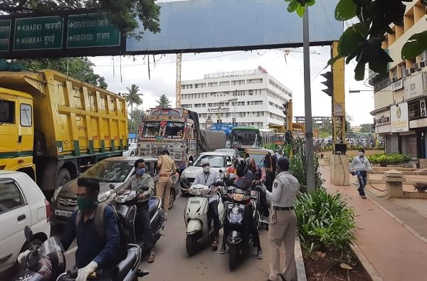 Pune Lockdown | पुण्यात लॉकडाऊनच्या पहिल्याच दिवशी मोठी वाहतूक कोंडी, वाहनांच्या रांगा
