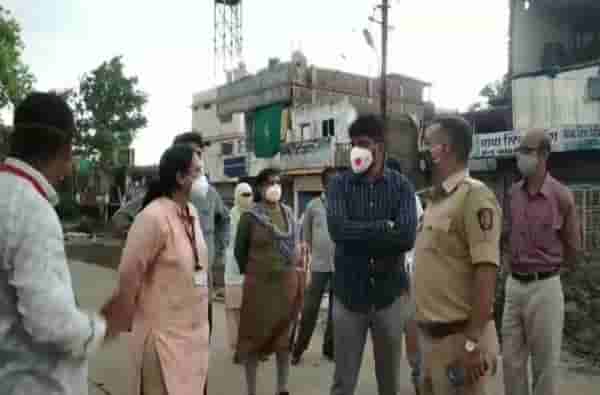 नवरा-नवरीला कोरोना, एका लग्नामुळे 7 ठिकाणी कंटेन्मेंट झोन, नवरदेवाला 25 हजाराचा दंड