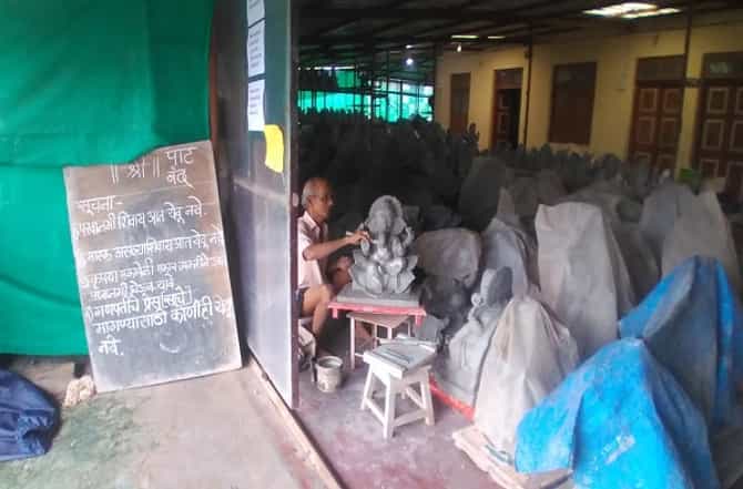 मास्क घालून या, विनाचौकशी गणपती न्या, रत्नागिरीतील गणेशोत्सवात कोकणी पाट्यांचा बोलबाला