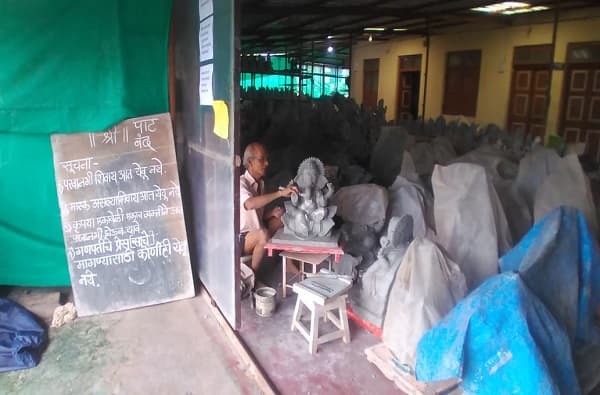 मास्क घालून या, विनाचौकशी गणपती न्या, रत्नागिरीतील गणेशोत्सवात कोकणी पाट्यांचा बोलबाला