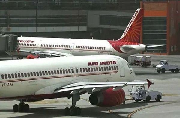 मोठी बातमी | सरकारी विमान कंपनी एअर इंडियाला खरेदी करण्यासाठी टाटाने लावली बोली