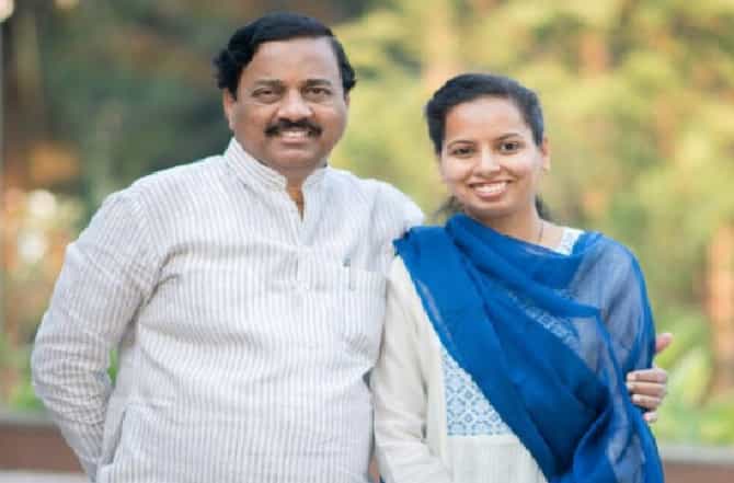 रायगडमध्ये लॉकडाऊनवरुन राजकीय मतभेद, काँग्रेस जिल्हाध्यक्षांचा तटकरे बापलेकीवर नाव न घेता निशाणा