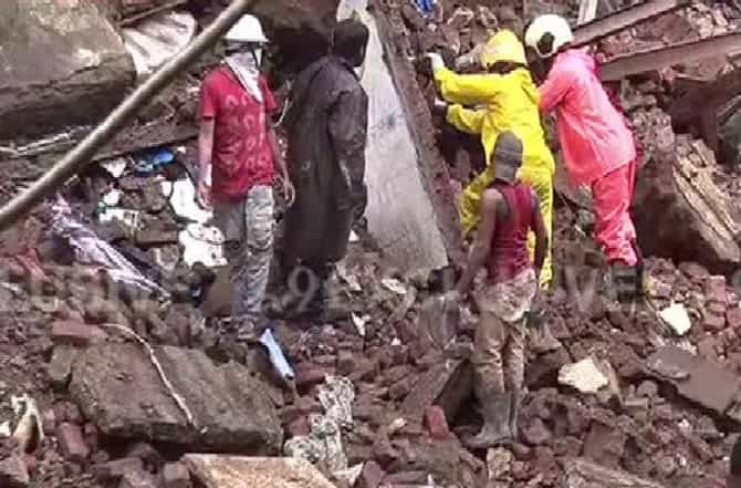 Mumbai Building Collapse | मुंबईत रहिवाशी इमारतीचा भाग कोसळला, चौघांना सुखरुप बाहेर काढण्यात यश