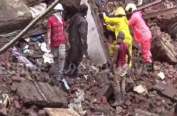 Mumbai Building Collapse | मुंबईत रहिवाशी इमारतीचा भाग कोसळला, चौघांना सुखरुप बाहेर काढण्यात यश Mumbai Building Collapse | मुंबईत रहिवाशी इमारतीचा भाग कोसळला, चौघांना सुखरुप बाहेर काढण्यात यश