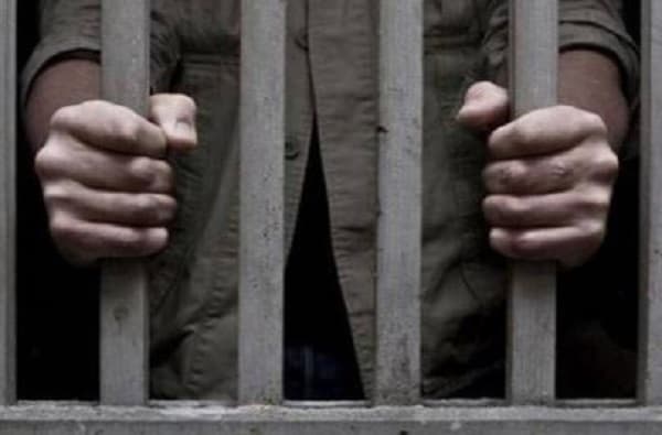 मुंबईत मिठाई देतो सांगून व्यापाऱ्याला लुटलं, दोघांना अटक, तर एक चोर धारदार चॉपर दाखवून फरार