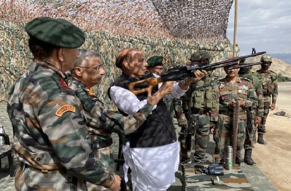 Rajnath Singh in Leh | राजनाथ सिंह यांच्या हाती पिका मशीनगन, लेह दौऱ्यात शस्त्रसज्जतेचा आढावा