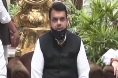 आपआपसात मारामाऱ्या करा, पण लोकांचा फायदा करा : देवेंद्र फडणवीस